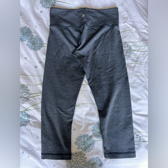 Lululemon cropped leggings; Size 6, grey and low rise. - Picture 8 of 8